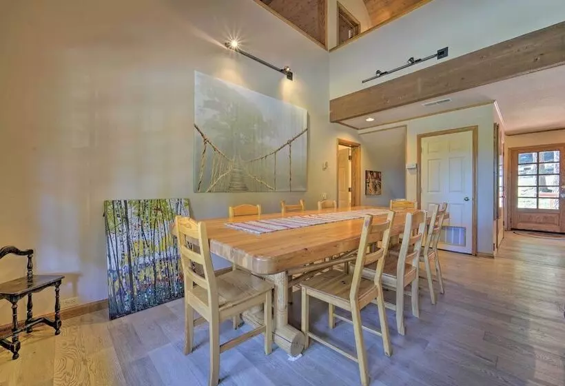 Truckee Cabin W/ Wraparound Deck & Pool Access