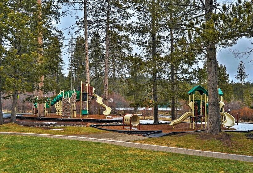 Truckee Cabin W/ Wraparound Deck & Pool Access