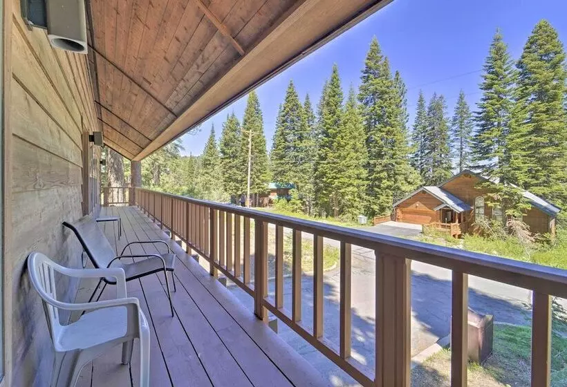 Truckee Cabin W/ Wraparound Deck & Pool Access