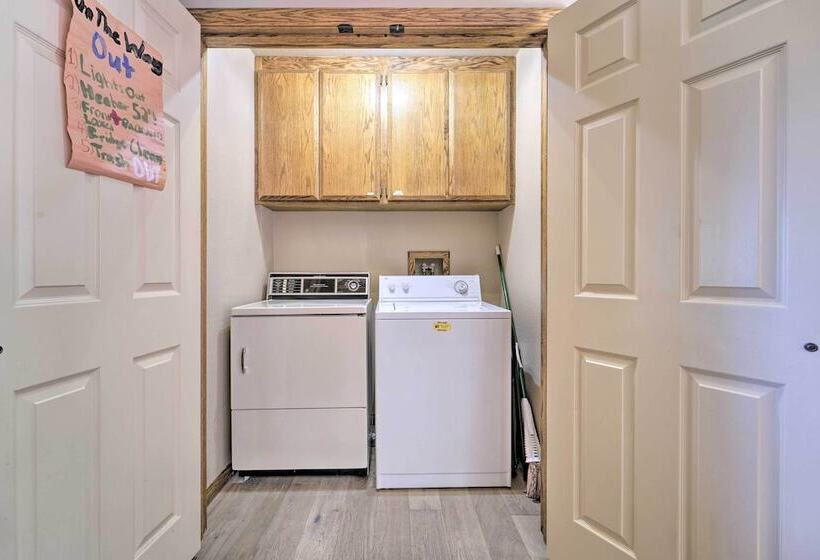 Truckee Cabin W/ Wraparound Deck & Pool Access