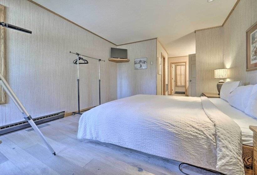 Truckee Cabin W/ Wraparound Deck & Pool Access