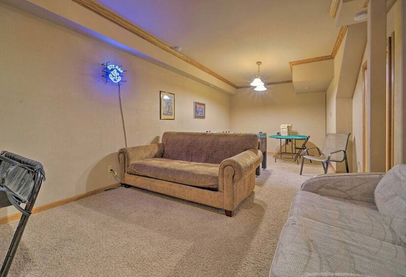 Truckee Cabin W/ Wraparound Deck & Pool Access