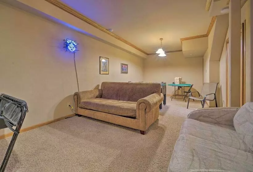 Truckee Cabin W/ Wraparound Deck & Pool Access