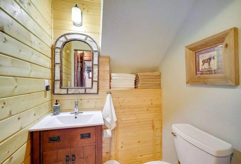 Wisconsin Cabin W/ Private Hot Tub & Deck