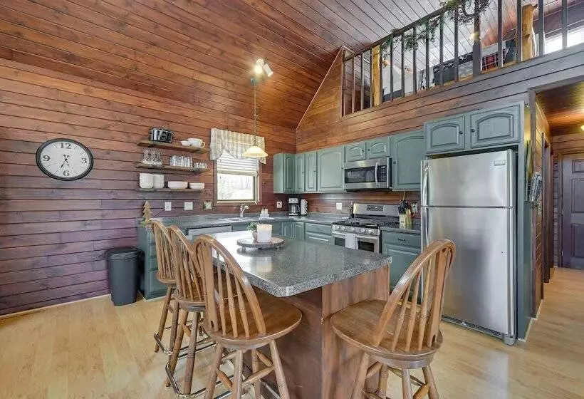 Wisconsin Cabin W/ Private Hot Tub & Deck
