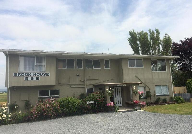 Brook House B&b & Cottages