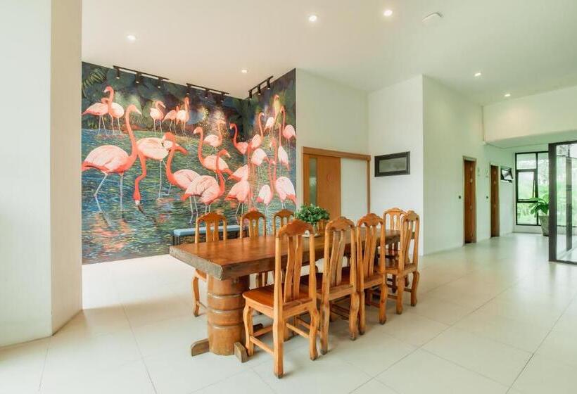 בית מלון כפרי The Lunar Patong