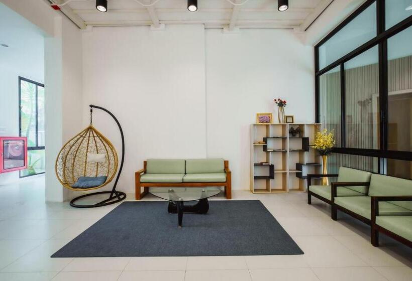 בית מלון כפרי The Lunar Patong