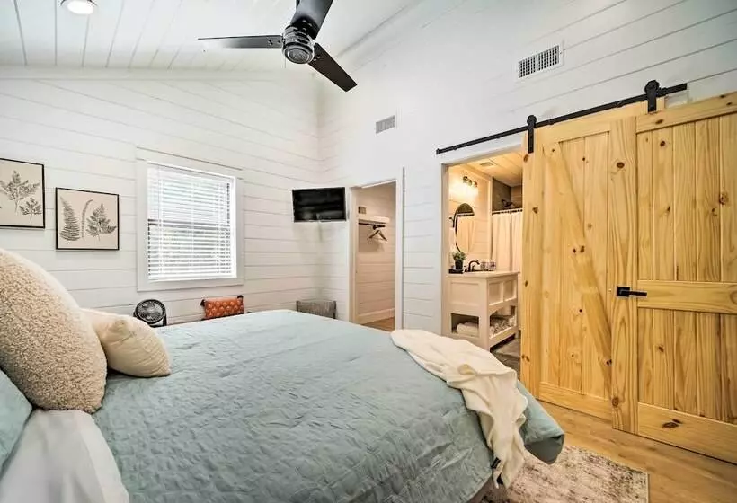 A Little Bit Of Simple  Cabin W/ Pond Access
