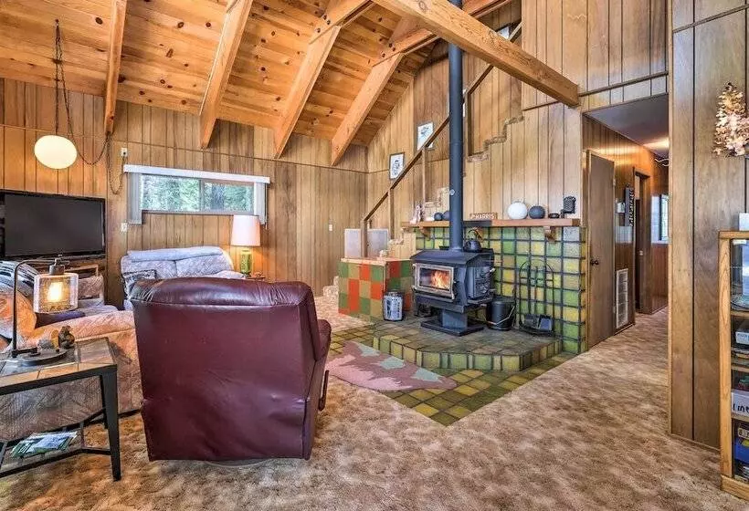 Near Hiking & Skiing: Bear Valley Cabin!