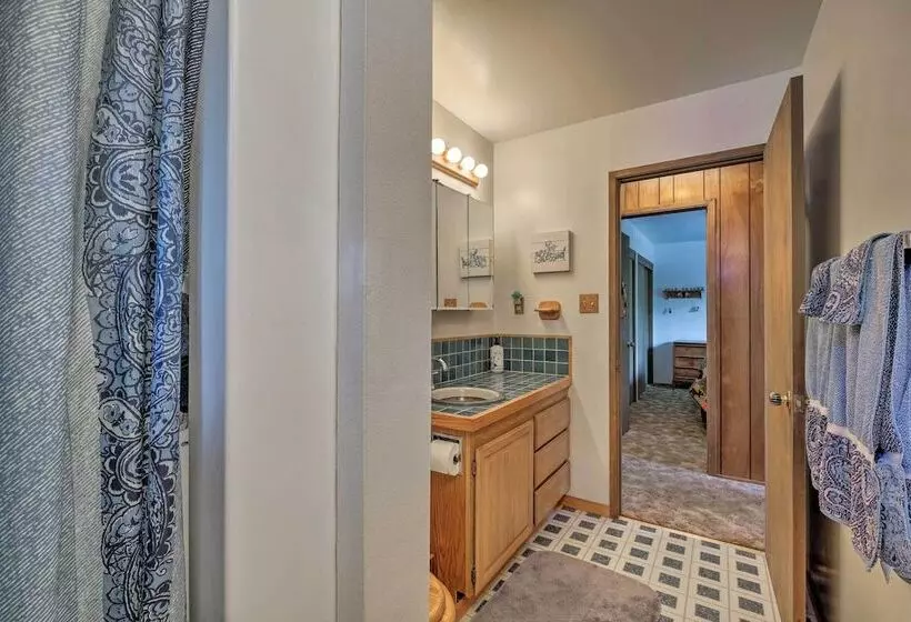 Near Hiking & Skiing: Bear Valley Cabin!