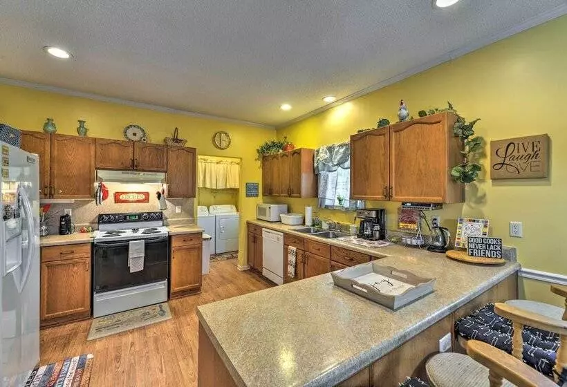 Beautiful Lakefront Retreat W/ Dock & Grill!