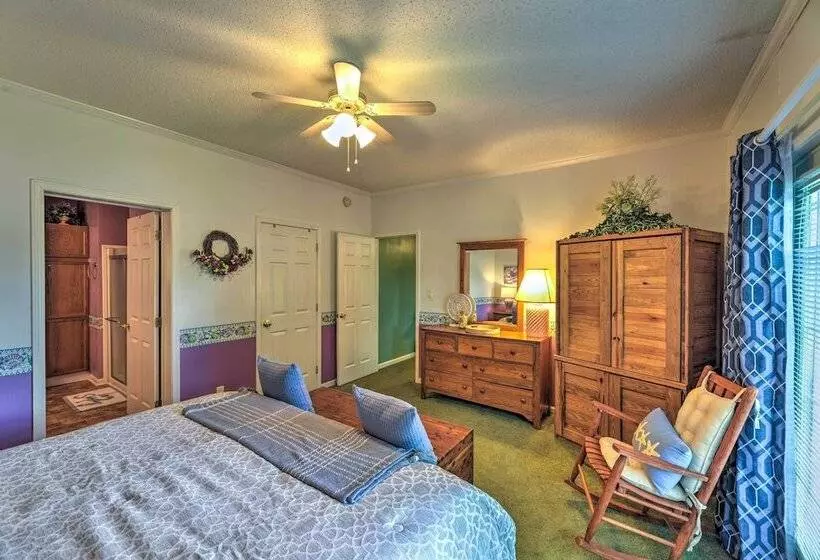 Beautiful Lakefront Retreat W/ Dock & Grill!