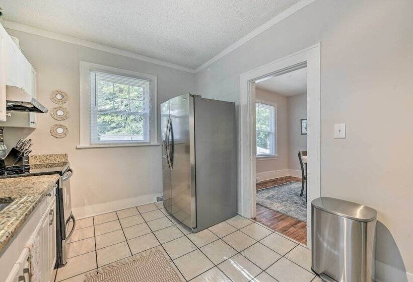 Charming Charlotte Abode W/ Deck & Fire Pit!