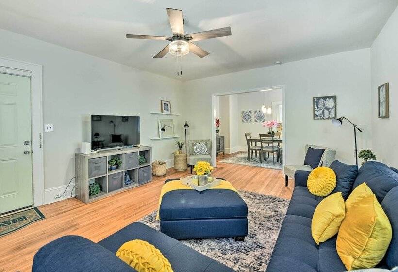 Charming Charlotte Abode W/ Deck & Fire Pit!