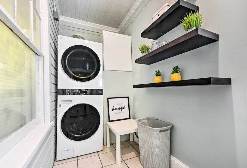 Charming Charlotte Abode W/ Deck & Fire Pit!