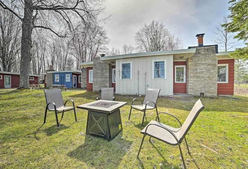 Cozy Petoskey Area Retreat On Burt Lake Access!