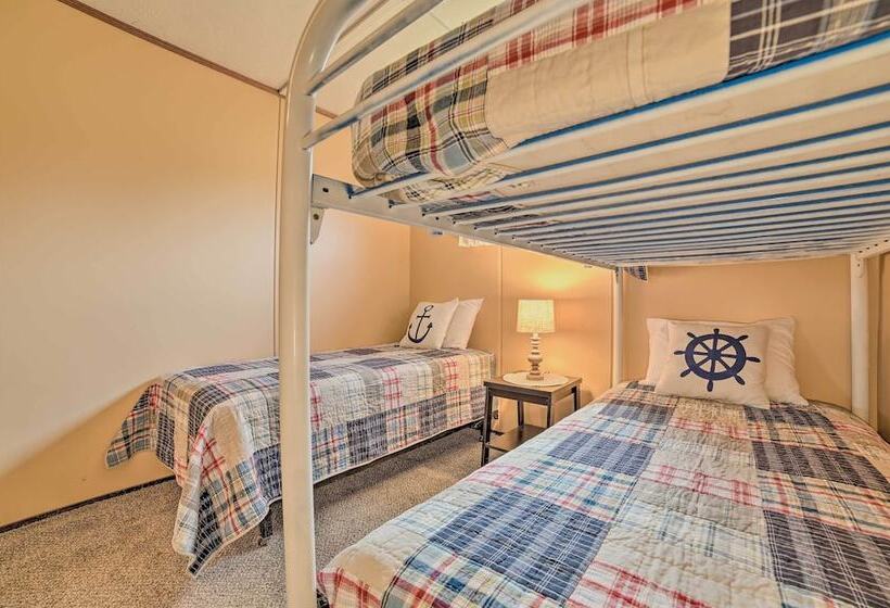 Cozy Petoskey Area Retreat On Burt Lake Access!