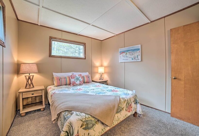 Cozy Petoskey Area Retreat On Burt Lake Access!