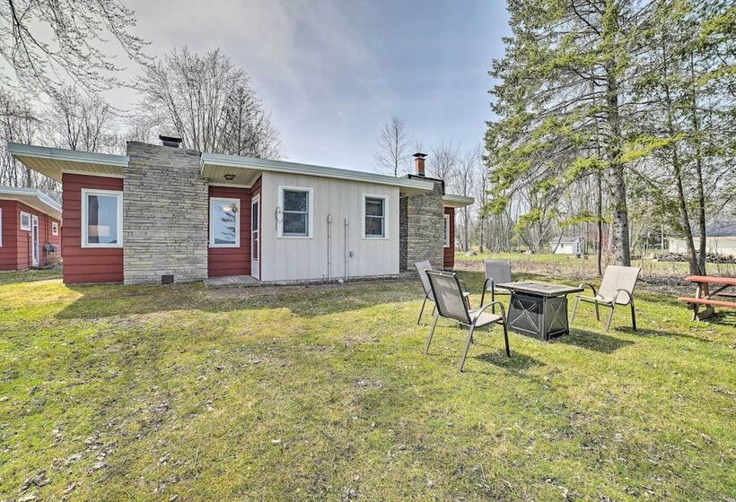 Cozy Petoskey Area Retreat On Burt Lake Access!