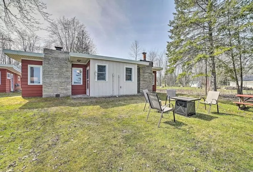 Cozy Petoskey Area Retreat On Burt Lake Access!