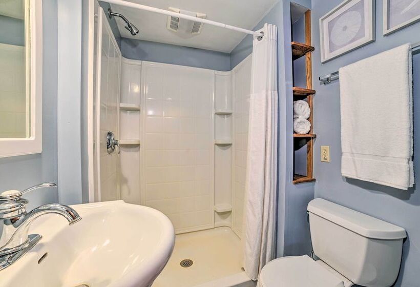 Cozy Petoskey Area Retreat On Burt Lake Access!