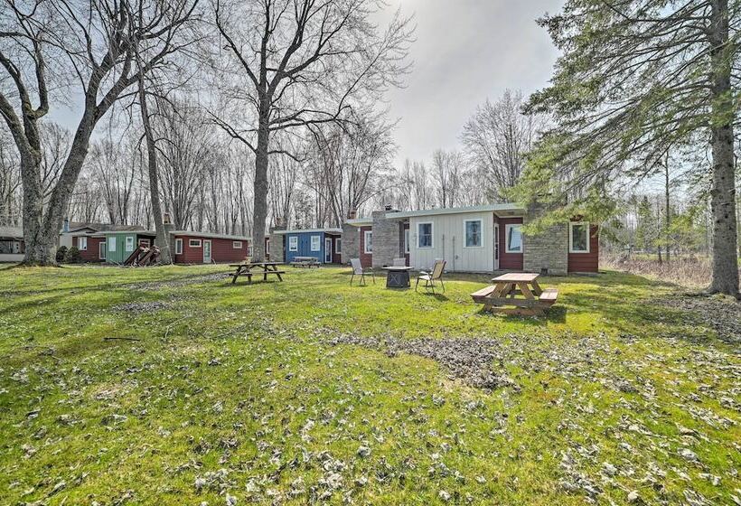 Cozy Petoskey Area Retreat On Burt Lake Access!