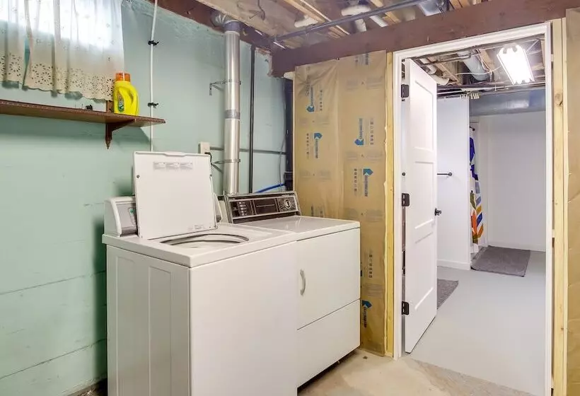 Cozy Wisconsin Abode: Walk To Lake Michigan!