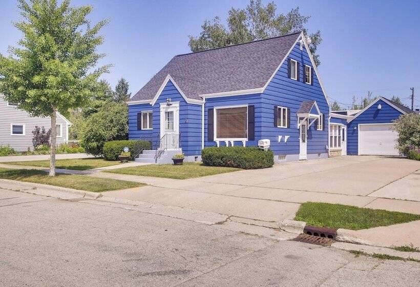 Cozy Wisconsin Abode: Walk To Lake Michigan!