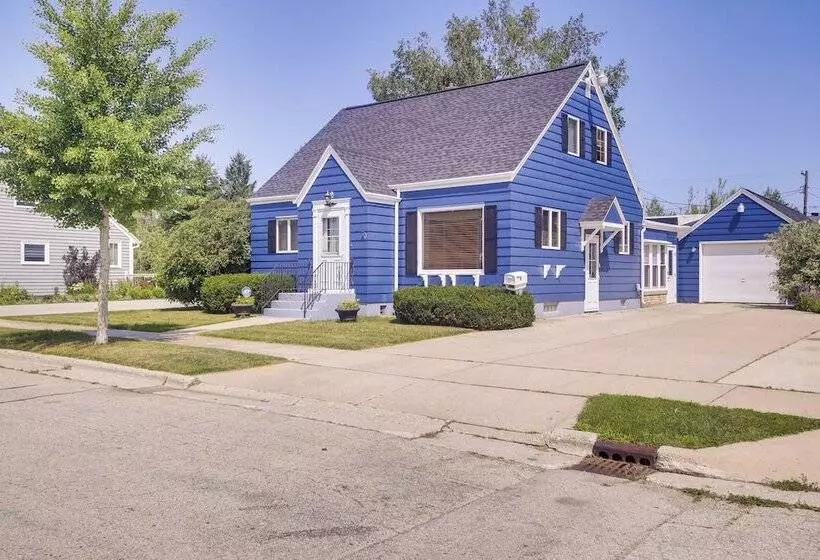 Cozy Wisconsin Abode: Walk To Lake Michigan!