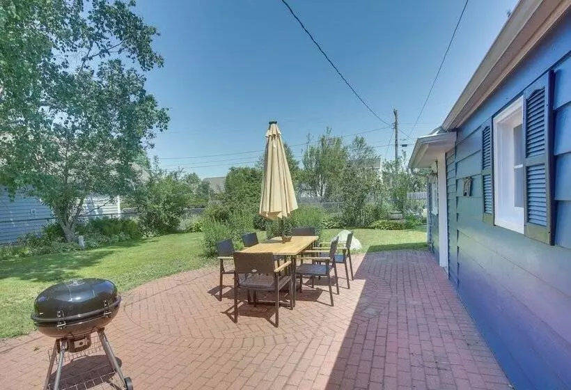 Cozy Wisconsin Abode: Walk To Lake Michigan!