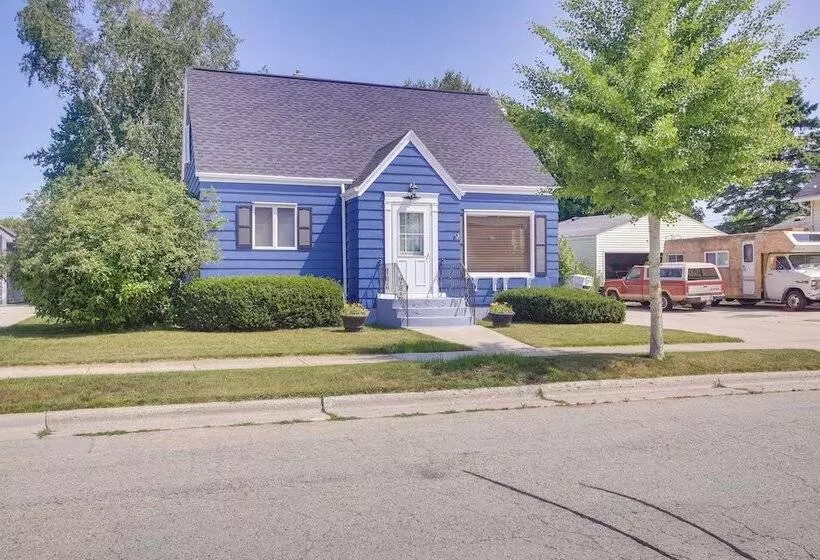 Cozy Wisconsin Abode: Walk To Lake Michigan!