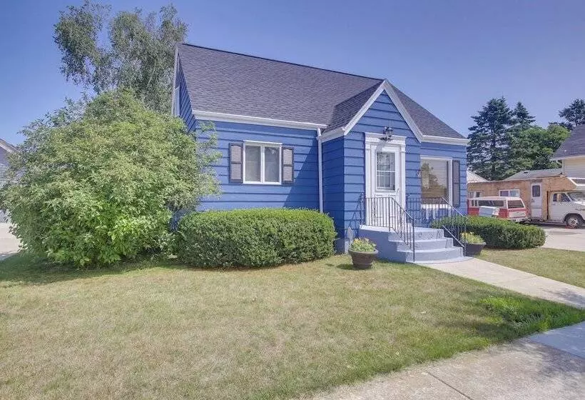 Cozy Wisconsin Abode: Walk To Lake Michigan!