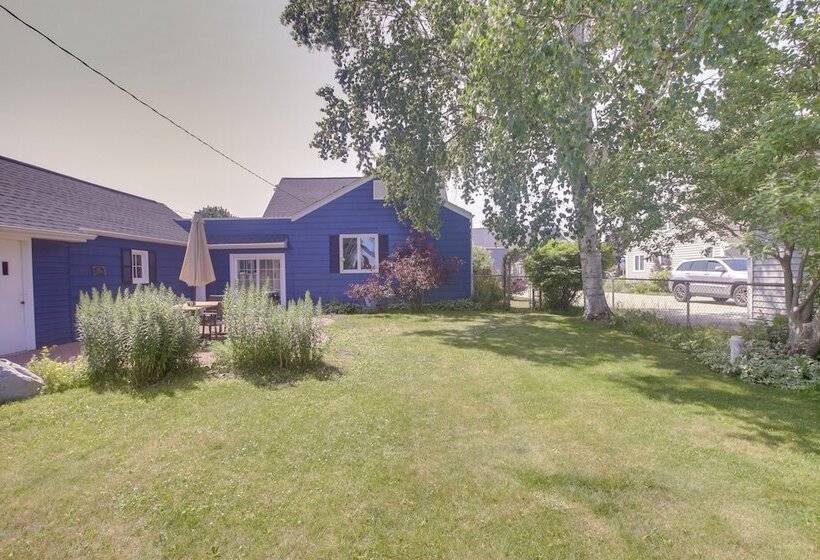 Cozy Wisconsin Abode: Walk To Lake Michigan!