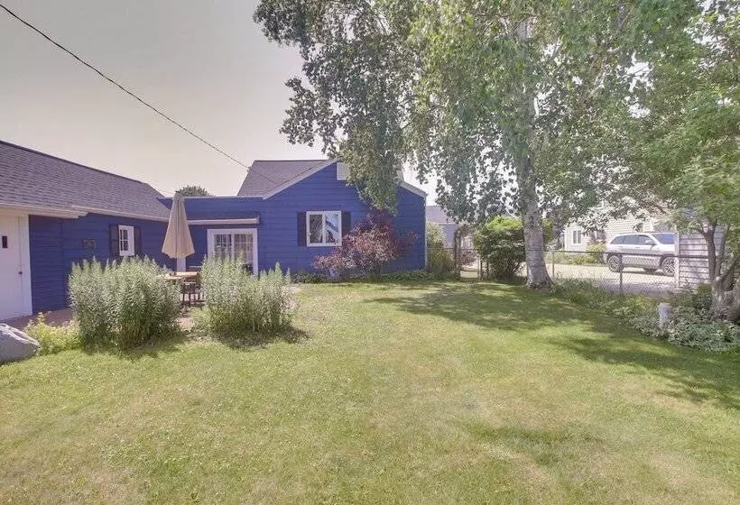 Cozy Wisconsin Abode: Walk To Lake Michigan!