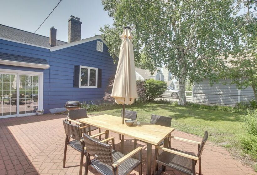 Cozy Wisconsin Abode: Walk To Lake Michigan!