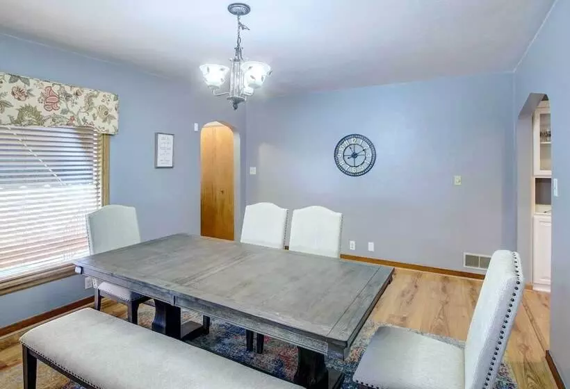 Cozy Wisconsin Abode: Walk To Lake Michigan!