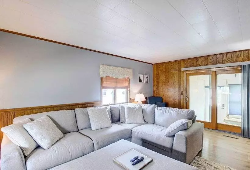 Cozy Wisconsin Abode: Walk To Lake Michigan!