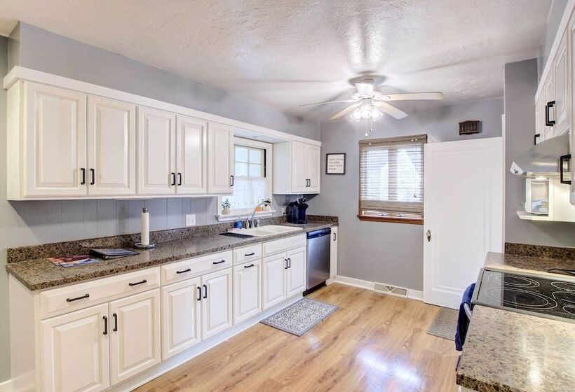 Cozy Wisconsin Abode: Walk To Lake Michigan!