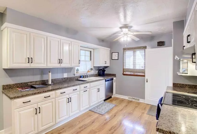 Cozy Wisconsin Abode: Walk To Lake Michigan!