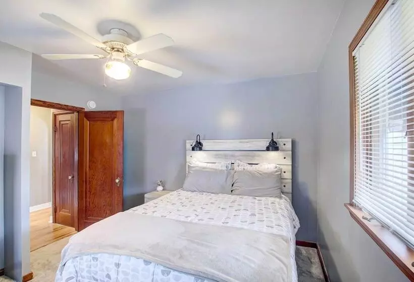 Cozy Wisconsin Abode: Walk To Lake Michigan!