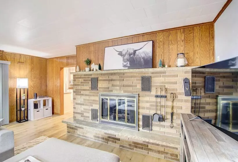 Cozy Wisconsin Abode: Walk To Lake Michigan!