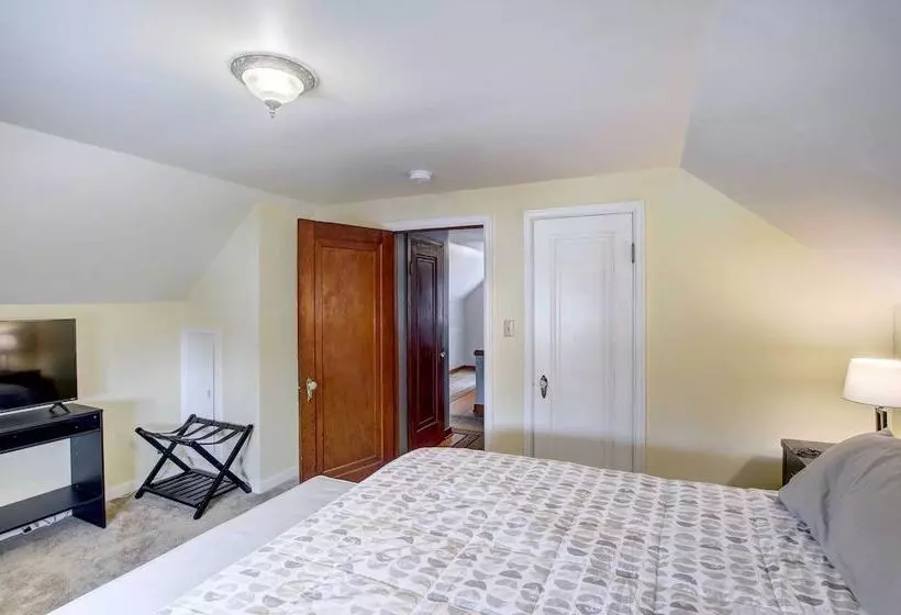 Cozy Wisconsin Abode: Walk To Lake Michigan!