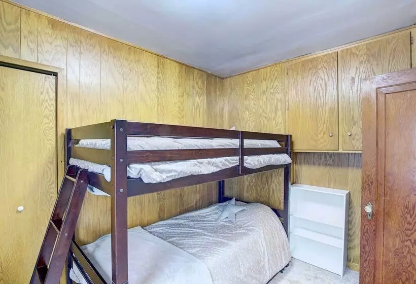 Cozy Wisconsin Abode: Walk To Lake Michigan!