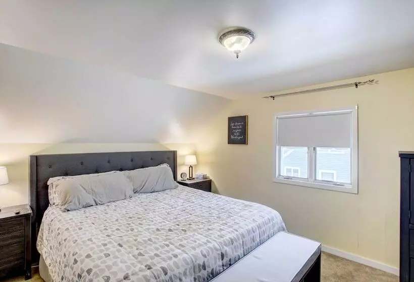 Cozy Wisconsin Abode: Walk To Lake Michigan!