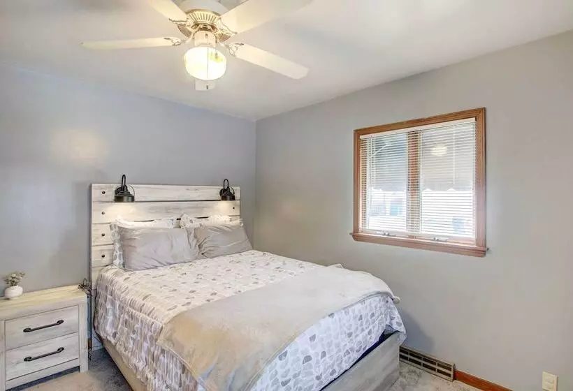 Cozy Wisconsin Abode: Walk To Lake Michigan!