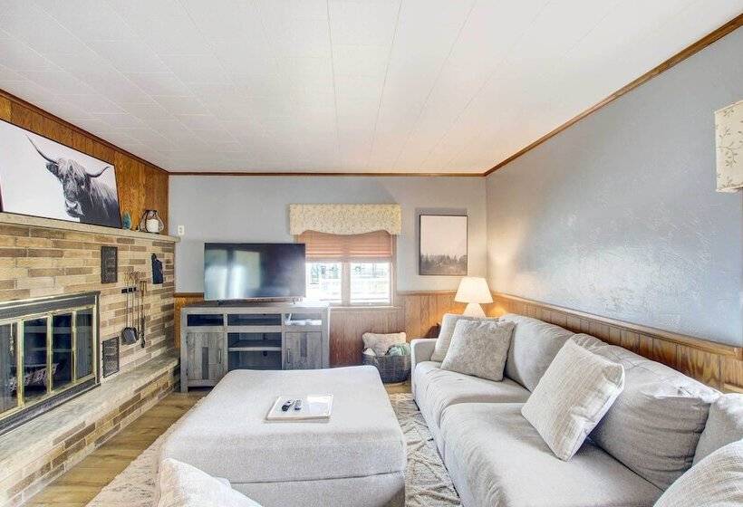 Cozy Wisconsin Abode: Walk To Lake Michigan!