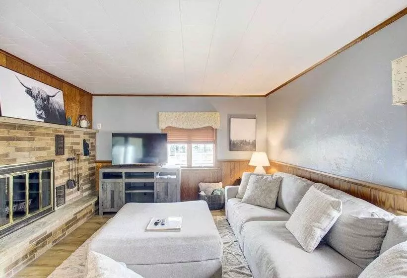 Cozy Wisconsin Abode: Walk To Lake Michigan!