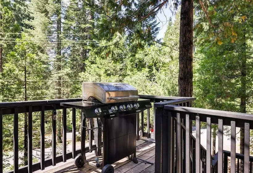 Decks, Grills + Fire Pit: Camp Connell Hideaway!