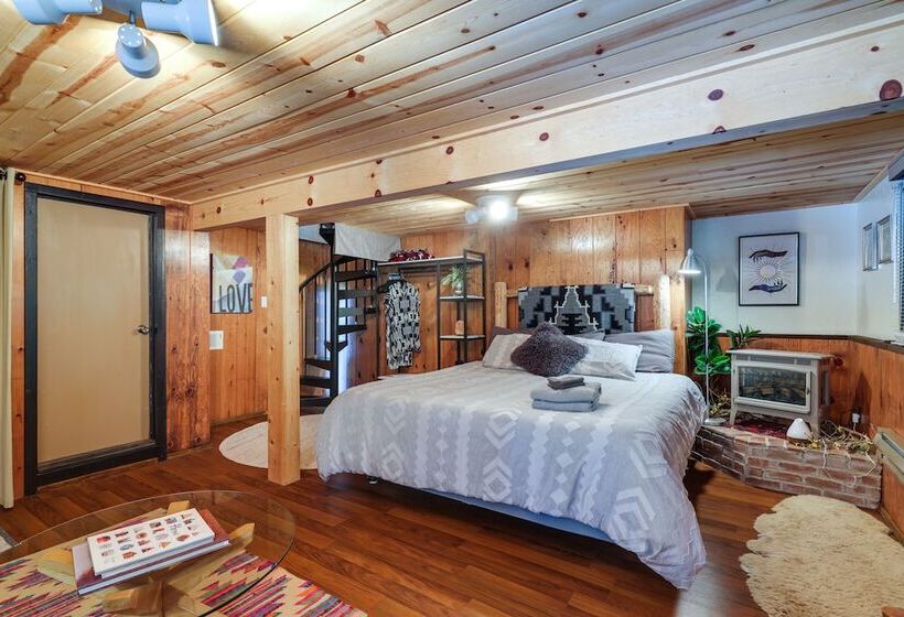 Decks, Grills + Fire Pit: Camp Connell Hideaway!